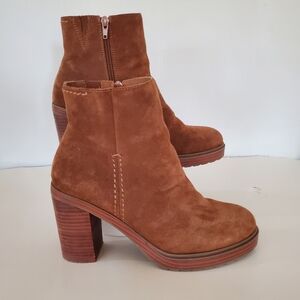 CROWN VINTAGE 9.5 Tan Suede Leather AMBER Zip Bootie 3.5" Chunky Heel Boho EUC